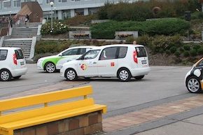 auto elektromobil elektromobily se řadí ke startu