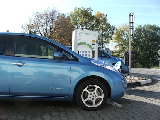 auto elektromobil Nissan Leaf rychlodobíjecí stanice Bratislava VIBRATe čerpací stanice Slovnaft