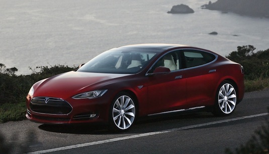 auto elektromobil Tesla Model S červená karoserie