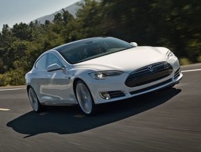 auto elektromobil Tesla Model S na silnici bílá