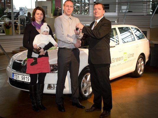 Klíčky k elektromobilu Škoda Octavia Green E Line předává Petr Kristl,