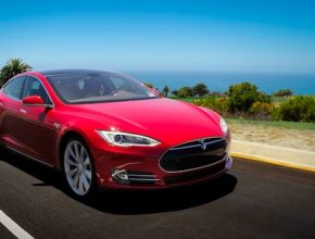auto elektromobil Tesla Model S na pobřeží