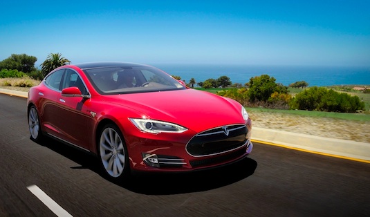 auto elektromobil Tesla Model S na pobřeží