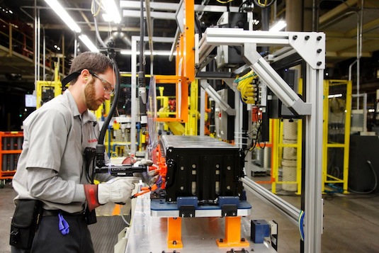 auto elektromobil výroba baterií továrna Nissan Smyrna Tennessee