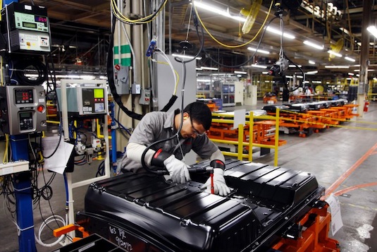 auto elektromobil výroba baterií továrna Nissan Smyrna Tennessee