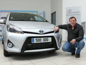 auto hybrid Pierre Schilder Toyota Yaris Hybrid Paříž