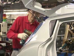 auto výroba elektromobilu Nissan Leaf Japonsko továrna