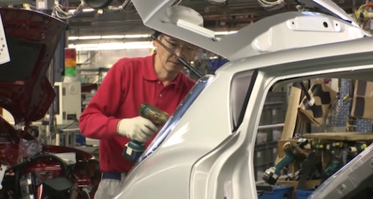 auto výroba elektromobilu Nissan Leaf Japonsko továrna
