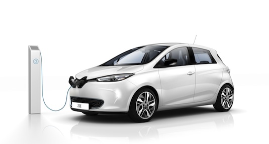 auto elektromobil Renault Zoe u dobíjecí stanice