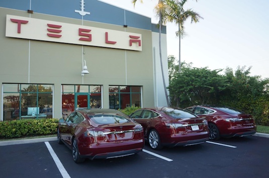 auto elektromobil servisní centrum Tesla MotorsFlorida