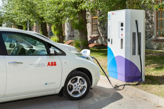 auto ABB fast charger - rychlodobíjecí stanice pro elektromobily Estonsko
