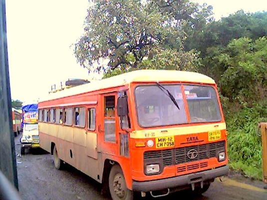 Dosluhující dieselový autobus značky TATA v barvách dopravce MSRTC