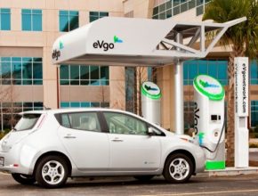 auto elektromobil Nissan Leaf dobíjecí stanice eVgo