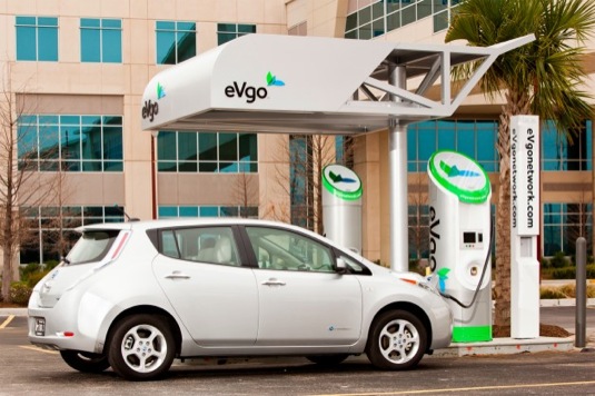 auto elektromobil Nissan Leaf dobíjecí stanice eVgo