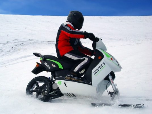 Sněžný elektroskútr Govecs