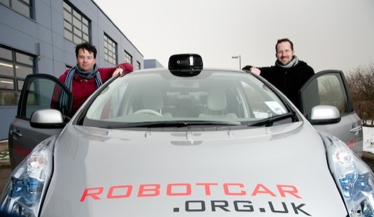 auto Elektromobil Nissan Leaf robotické auto robotcar