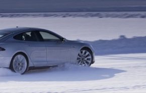 Tesla si nechávala vozit pneumatiky letecky z ČR