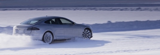 Tesla si nechávala vozit pneumatiky letecky z ČR