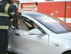 auto elektromobil Tesla Model S 2013 hasiči