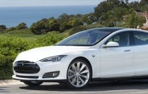 auto Tesla Model S elektromobil elektrické auto bílé