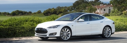 auto Tesla Model S elektromobil elektrické auto bílé