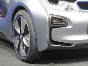 auto elektromobil BMW i3 pneumatika