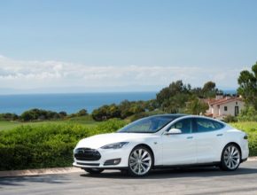 auto Tesla Model S bílá barva elektromobil