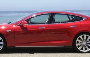 auto Tesla Model S ze strany elektromobil