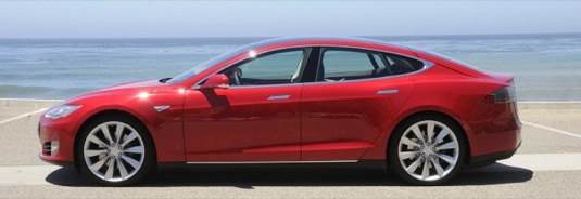 auto Tesla Model S ze strany elektromobil