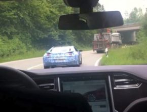 auto elektromobil Tesla Model S potkal BMW i8