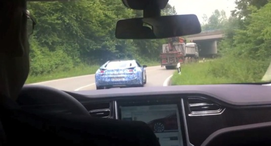 auto elektromobil Tesla Model S potkal BMW i8