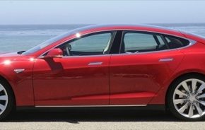 auto elektromobil Tesla Model S výměna baterií stanice
