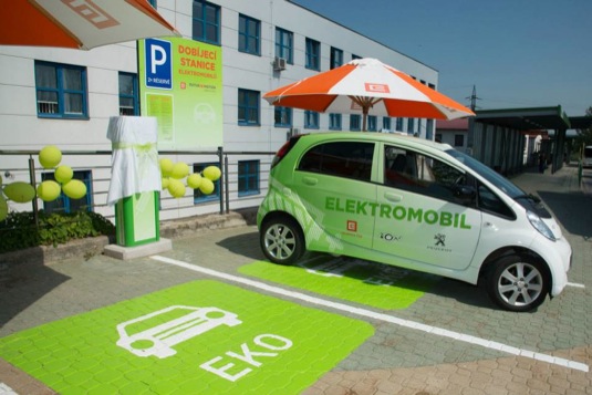 auto dobíjecí stanice ČEZ elektromobil Peugeot iOn