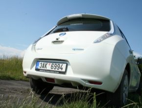 auto elektromobil Nissan Leaf druhá generace test 2013