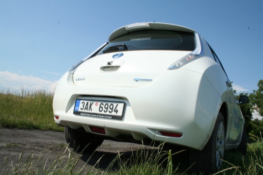 auto elektromobil Nissan Leaf druhá generace test 2013