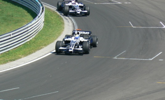 auto formule Williams na závodní dráze