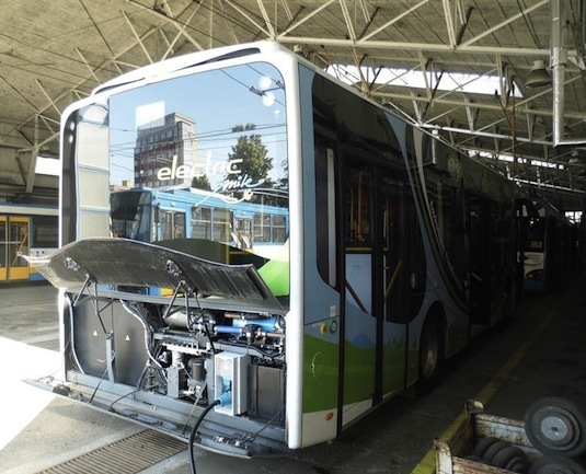 elektrobus AMZ City Smile dobíjení ve vozovně