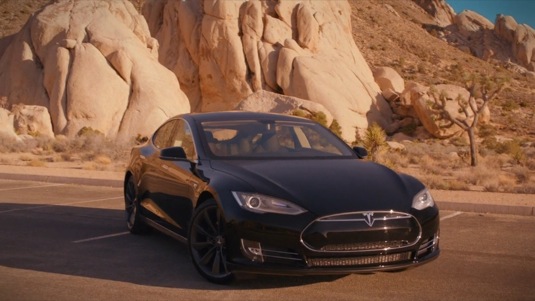 auto elektromobil Tesla Model S bílé americké děti video