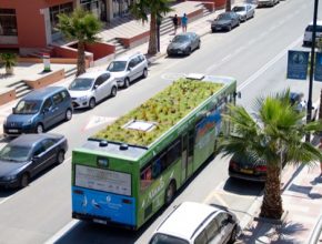auto autobus se zahradou na střeše