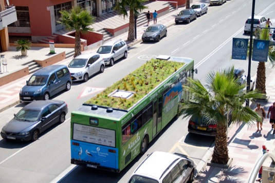 auto autobus se zahradou na střeše