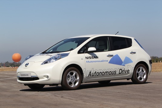 auto robotická auta elektromobil Nissan Leaf Kalifornie