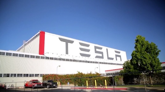 auto továrna Tesla Motors Fremont Kalifornie elektromobily Model S video