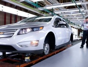auto Chevrolet Volt plug-in hybrid výroba v továrně USA
