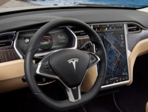 auto interiér elektromobilu Tesla Model S