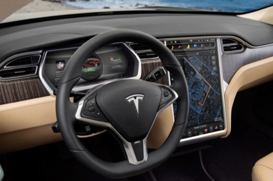 auto interiér elektromobilu Tesla Model S