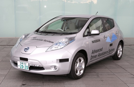 auto Nissan Leaf elektromobil testovací robotické auto