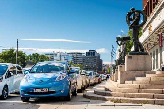 auto Norsko Oslo rekord jízda elektromobilů Nissan Leaf 260,5