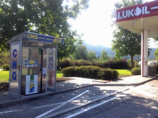 auto nová čerpací plnící stanice CNG zemní plyn Beroun D6 Lukoil