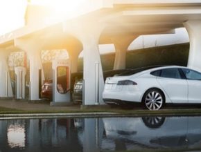 auto Tesla Model S rychlobíjecí stanice Supercharger