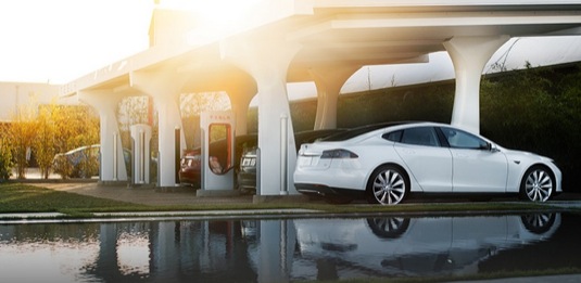 auto Tesla Model S rychlobíjecí stanice Supercharger